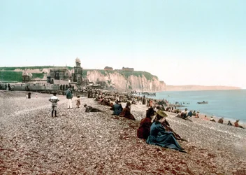Vista da praia e do Casino de Dieppe. Fotocrómio v. 1890.