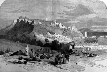 Vista da cidade fortificada de Tânger e da costa, Marrocos. Gravura a partir de 1868.
