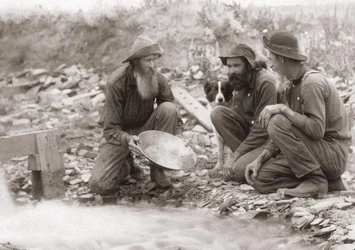 3 homens a filtrar a terra para obter ouro: Procuradores de ouro no sul do Dakota, Rockerville. Fotografia de 1889.