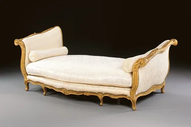 A Louis XV lit de repos, meados do século 18 (madeira dourada e damasco de seda)