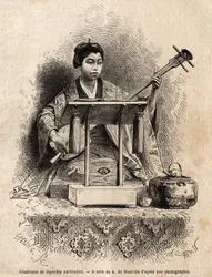 Uma cantora de lendas nacionais, sentada atrás da sua estante enquanto toca shamisen para acompanhar o canto. Gravura para ilustrar a viagem ao Japão, em 1863-1864, de Aimé Humbert, ministro da Confederação Suíça, em «Le Tour du monde, nouveau journal des