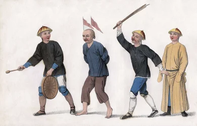Uma acusação é levada a tribunal. Para atrair a atenção do público, bandeiras vermelhas são fixadas na sua cabeça e um homem toca o gongo. Gravação, em "The Punishments of the Chinese" (Os Castigos dos Chineses), Londres