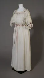Camisa de dormir Bertha Palmer, c.1880 (vista oblíqua frontal), algodão branco, renda, bordado e fita de seda.