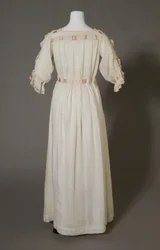 Camisa de dormir Bertha Palmer, c.1880, algodão branco, renda, bordado e fita de seda.