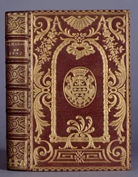 A capa do livro, encadernação com ornamentos, varia até os braços da família de berço de um almanaque a partir de 1747. Paris, Artes Decorativas