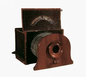 Câmara de Daguerre (Jacques Daguerre (1787-1851)) para fazer daguerreótipos, Paris. Conservatório Nacional de Artes e Ofícios.