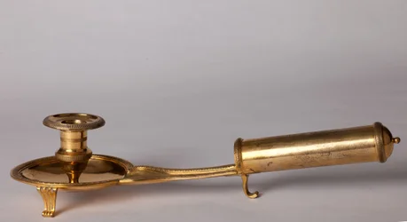 Candelabro. Dourado em cobre. Começa no século XIX. Estilo império.