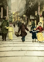 Crianças na Pottinger Street, em Hong Kong, em 1890. China