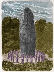 Druidesse a dançar à volta de um menhir.