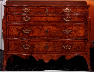 Móveis: cómoda em madeira de cedro. 1735-1745 aproximadamente. Dim. 97x137x68 cm Colecção privada