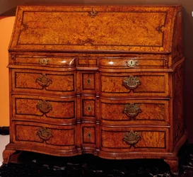 Móveis: escrivaninha em madeira de cedro. 1734-1740 aproximadamente Dim. 111x127x61 cm Colecção privada