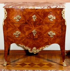 Móveis: pequeno cofre de gavetas de madeira de cedro. 1735-1745 aproximadamente. Dim. 87x100x50 cm Colecção privada