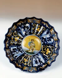 Godronnee faience cup decoree de um angelot. Egouen do século XVI. Museu Nacional da Renascença