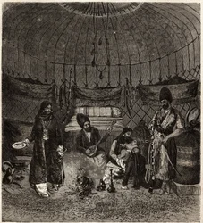 Dentro de uma tenda turca (Turkmena, Iraque), lar de uma família, com um barhchi (músico, contador de histórias) acompanhado pelo dutare para cantar ou recitar poesia, estes artistas são muito apanhados. Gravura para ilustrar a história de Henri de Blocque