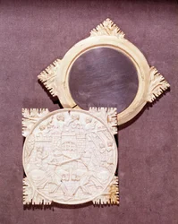 Espelho e caixa de marfim representando uma cena de torneio de cavalaria. 1450-1500. Paris, Museu Nacional da Idade Média, Termas de Cluny