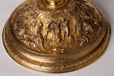 Metalomecânica. Cálice. Presente do cânone A. Le Vaillant de la Bassarderie, decano da catedral capítulo 1726 a 1758. Século XVIII. Detalhe do fundo.