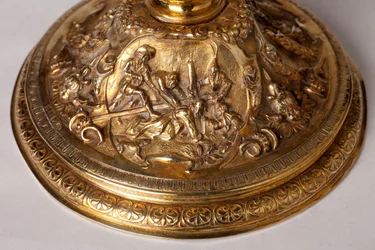 Metalomecânica. Cálice. Presente do cânone A. Le Vaillant de la Bassarderie, decano da catedral capítulo 1726 a 1758. Século XVIII. Detalhe do fundo.