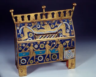 Objecto de arte: Caça ao esmalte, ouro e cobre por São Tomás Becket (1118-1170), arcebispo de Cantuária. É decorado de representações do assassinato do Arquequeque em 29/12/1170 na Catedral de Cantorbery e seu funeral. 1220 aproximadamente.