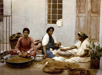 Camponeses a moldar o trigo em Jerusalém. Fotocromado sd. entre 1890-1900.