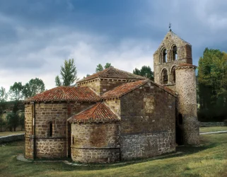 Arte românica: vista da Igreja de San Salvador de Cantamuda, Espanha