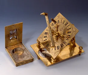 Instrumentos científicos: mostradores solares do século XVI (esquerda) e do século XVII. Coleção Particular