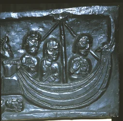 Navio no século XII. Detalhe da Catedral de Winchester. Primeira representação conhecida de um leme de popa moderno. Um ou dois remos eram usados anteriormente nos lados da popa.