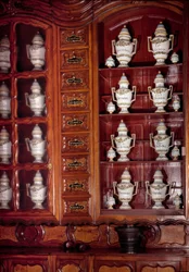 Mostruário e potes de boticário em faiança. Século XVII Macon, Hotel Dieu