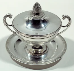 Taça de prata com topo de pinha. 1789-1809. Veja. Museu Nacional Renascentista.