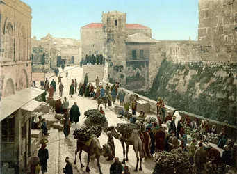 Rua da Torre de David, o Bazar. Jerusalém. Fotocromia sd. entre 1890-1900.