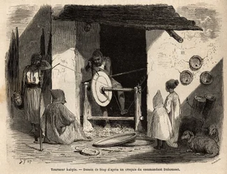 O Artisan Turner Kabyle na sua oficina faz um enorme apartamento de madeira que é usado para todos os fins, domésticos e agrícolas, em Kabylia (Argélia). Gravura para ilustrar a excursão ao grande Kabilie, entre o Mediterrâneo e o Djurjura, em 186