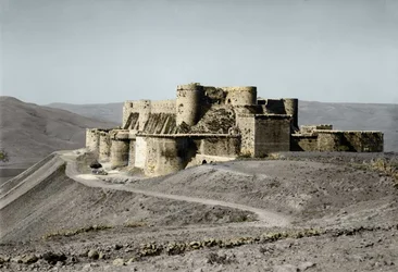 O forte do castelo dos Cavaleiros de Krak, datado do período das Cruzadas, está localizado na Síria ocidental, em 1930.
