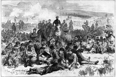 A Comuna de Paris, em 1871. Comunas de Belleville feitas prisioneiras e guardas por um destacamento de soldados da paz no Parc des Buttes Chaumont.