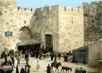 A porta de Jaffa em Jerusalém. Fotocromia sd. entre 1890-1900.