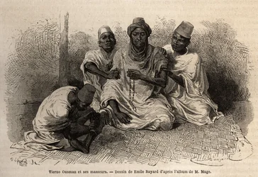 Tierno Ousman, da tribo Toucouleur, chefe da aldeia de Guemmou Koura (Mali), segurando um rosário muçulmano com grandes grãos, rezando suas orações, enquanto seus massagistas massageiam suas costas e pernas. Gravura para ilustrar a viagem ao Sudão Ocidenta