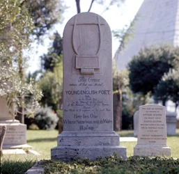 Túmulo do poeta John Keats (1795-1821) no cemitério protestante de Testaccio, em Roma. Epitáfio: «Aqui jaz alguém cujo nome foi escrito na água»