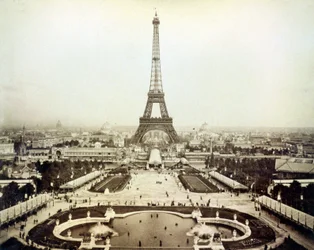Vista da Exposição Universal de 1889 em Paris e da Torre Eiffel.