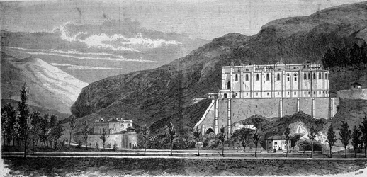 Vista da igreja em construção perto da gruta milagrosa de Lourdes, nos altos Pirinéus, onde a Virgem a Bernadette Soubirous (1844-1879) apareceu em 1858, actual local de peregrinação. Gravura do século XIX