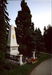 Vista do túmulo do compositor alemão Ludwig van Beethoven (1770 - 1827) no Cemitério Central de Viena (Zentralfriedhof), Áustria