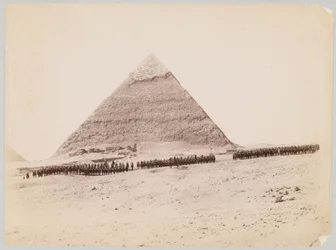 XIX Hussardos formaram-se na frente de uma pirâmide em Gizé, Egito, 1882 por volta de