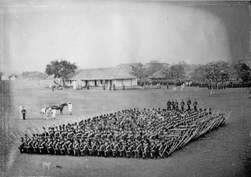 45º Regimento de Nottinghamshire (Nottinghamshire) Regiment of Foot (Sherwood Foresters) formando quadrado em broca