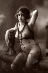 Uma jovem mulher sentada, vestindo um vestido transparente