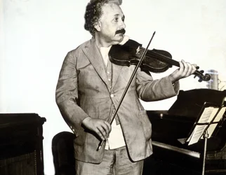 Albert Einstein a tocar violino, c.1932 (fotografia a preto e branco)