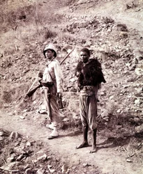Um soldado italiano e um prisioneiro abissínio no caminho para Ghinda.