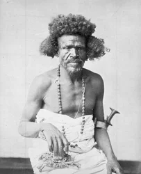 Membro da tribo de Beja do leste do Sudão, por volta de 1885