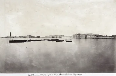 Barcos no meio do mar com parte da cidade de Alexandria como pano de fundo, no Egipto