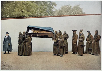 Irmãos de uma compota caritativa levando uma pessoa doente ao hospital, na Itália, no final do século XIX.