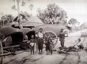 Cambojanos na estrada de Angkor Vat