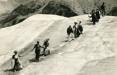 Chamonix (Alta Saboia, Alpes): um grupo de turistas elegantes atravessa o Mer de Glace com o seu guia saboiano