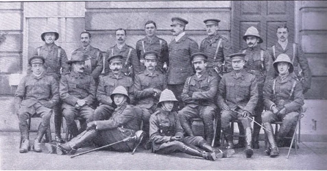 Coronel Owen, Major Boole-Smith e os outros oficiais da Guarda dos Dragões, de After Pretoria: The Guerilla War publicado por Harmsworth Bros Limited
