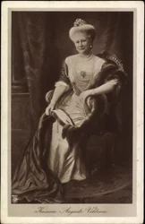Imperatriz Auguste Viktoria com coroa e pele